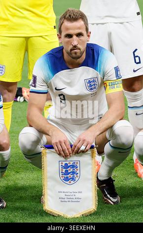 Harry Kane de l'Angleterre avec le fanion avant le match de la Coupe du monde de la FIFA Qatar 2022 Round of 16 entre l'Angleterre et le Sénégal au stade Al Bayt le 4 décembre 2022 à Doha, Qatar. Banque D'Images