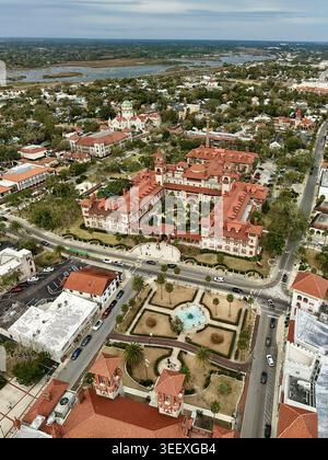 Vue aérienne de Flagler College, toits de tuiles rouges et architecture Renaissance espagnole avec cours luxuriantes et palmiers à Augustine, Floride Banque D'Images