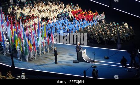Kirsty Coventry, présidente du CIO, prononce un discours au stade San Siro lors de la cérémonie d’ouverture des Jeux olympiques d’hiver de 2026, avec des porte-drapeaux et des athlètes Banque D'Images