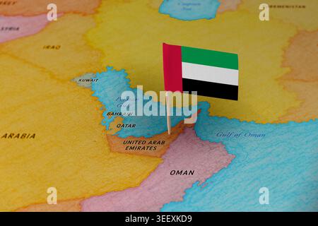 Drapeau des Émirats arabes Unis marquage des Émirats arabes Unis sur la carte du moyen-Orient, concept de destination de voyage Banque D'Images