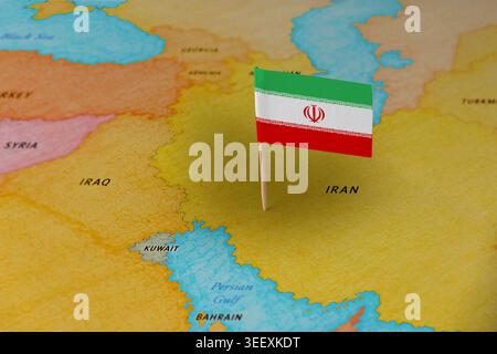 Broche du drapeau de l'Iran marquant l'Iran sur la carte du moyen-Orient, concept de destination de voyage Banque D'Images