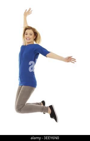 Jeune femme heureuse de sauter en l'air Banque D'Images
