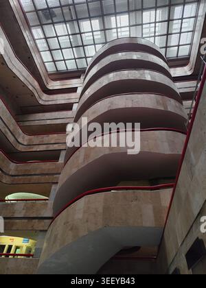 Escalier en colimaçon. Bâtiment de bibliothèque d'architecture intérieure. Balcon intérieur. Université technique nationale d'Ukraine ou Institut polytechnique de Kiev. Escaliers dans la bibliothèque. Ukraine, Kiev - 11 juin 2025. Banque D'Images