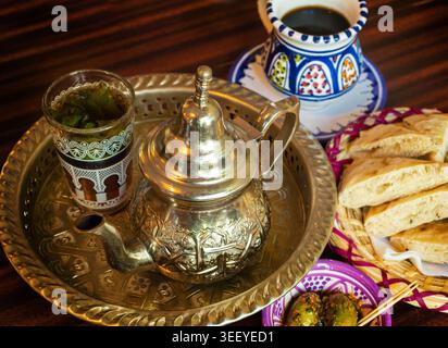 Thé à la menthe marocaine en théière et verre, boisson traditionnelle arabe du Maroc Banque D'Images