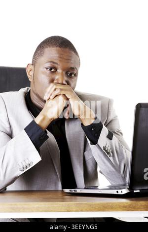 Souligné businessman working on laptop, isolated on white Banque D'Images
