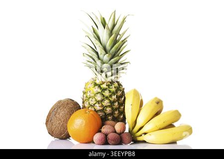 Assortiment de fruits tropicaux exotiques, isolés sur blanc Banque D'Images