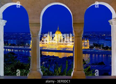 La scène montre une vue aérienne de Budapest. Le bâtiment du Parlement se trouve près du Danube alors que le soleil se couche sur la ville. Banque D'Images