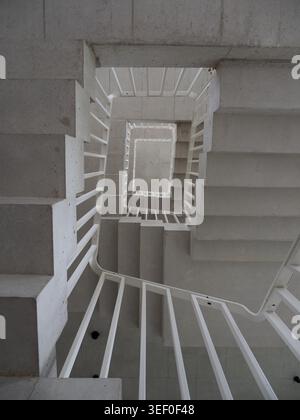 Escalier en béton à spirale carrée à Berne - architecture géométrique minimaliste avec des lignes répétitives et de la profondeur Banque D'Images