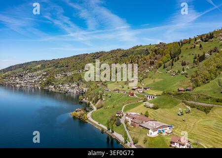 Vue aérienne du rivage du lac de Zoug - collines verdoyantes, villages et viaduc dans le canton de Zoug, Suisse Banque D'Images