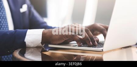 Mains d'homme d'affaires tapant sur ordinateur portable dans Café, Panorama, gros plan Banque D'Images