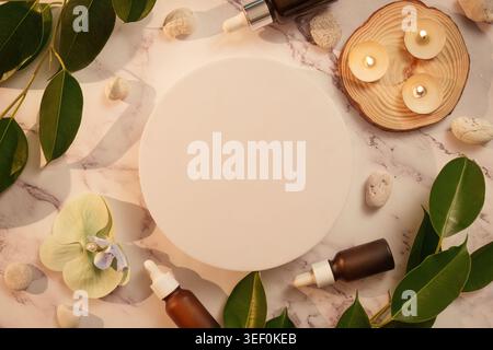 Soins de la peau et spa bien-être plat avec des produits cosmétiques naturels et des bougies Banque D'Images
