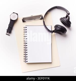 Écouteurs, les montres et les bloc-notes avec copie espace pour le texte Banque D'Images