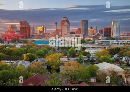 San Antonio, Texas, États-Unis. Image de paysage urbain aérien du centre-ville de San Antonio, Texas, au magnifique lever du soleil printanier. Banque D'Images