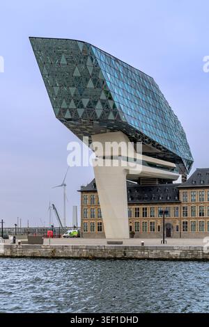 Bâtiment de l'autorité portuaire ou Port House, à Anvers, Belgique. Terminé en 2016. Situé à Eilandje, Port d'Anvers. Siège de l'Autorité portuaire d'Anvers. Banque D'Images