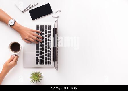 Vue de dessus de businesswoman typing on laptop sur lieu de travail Banque D'Images