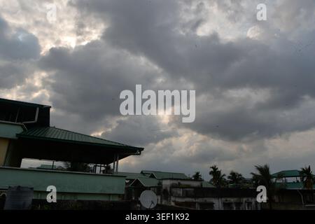 Siliguri, Bengale occidental, Inde. 13 mai 2026. De sombres nuages de pluie surgissent sur le ciel à Siliguri. (Crédit image : © Diptendu Dutta/ZUMA Press Wire) USAGE ÉDITORIAL SEULEMENT ! Non destiné à UN USAGE commercial ! Banque D'Images