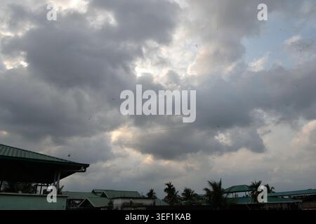 Siliguri, Bengale occidental, Inde. 13 mai 2026. De sombres nuages de pluie surgissent sur le ciel à Siliguri. (Crédit image : © Diptendu Dutta/ZUMA Press Wire) USAGE ÉDITORIAL SEULEMENT ! Non destiné à UN USAGE commercial ! Banque D'Images