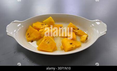 Morceaux de pastèque jaune frais sur la table Banque D'Images