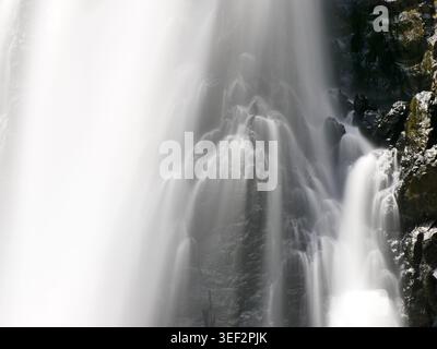Photo en gros plan et longue exposition des chutes du Niagara à Sainte suzanne, la Réunion. Eau tombant sur les falaises Banque D'Images
