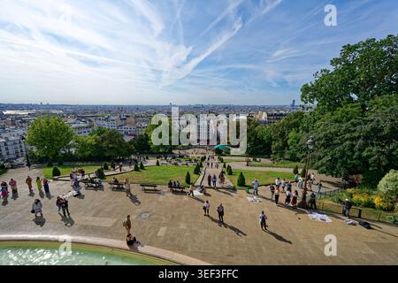 Paris, France. 15 août 2025 : vue panoramique de la ville depuis la colline de Montmartre près de la basilique du Sacré-cœur à Paris, France. Banque D'Images