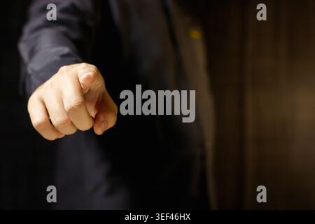 Homme pointant du doigt le spectateur. Geste de la main. Concept commercial. Geste de la main attention et sélection. Photo de haute qualité Banque D'Images