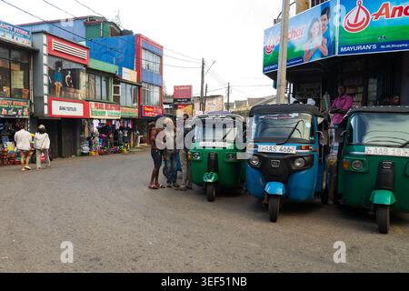 Tuk-tuks à trois roues garés dans une rue près des magasins locaux dans la ville de montagne de Haputale, Sri Lanka Banque D'Images