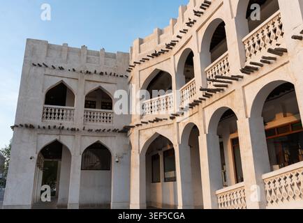 Souq Waqif, Doha, Qatar - 30 septembre 2025 : photographie architecturale d'un bâtiment historique du Souq Waqif, Doha, présentant des murs de calcaire blanc. Banque D'Images