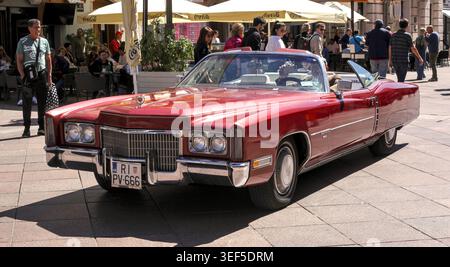 Énorme Cadillac Eldorado cabriolet rouge participant au 30e rallye automobile international Oldtimer à Rijeka, Croatie, le 2 mai 2026. Banque D'Images
