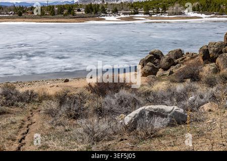 GRAND COUNTY, COLORADO, États-Unis – 24 AVRIL 2024 : vue en haute altitude de la surface gelée et des niveaux d’eau du lac Granby, le plus grand réservoir de stockage Banque D'Images