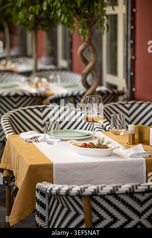 Table élégante sur la terrasse du restaurant Banque D'Images