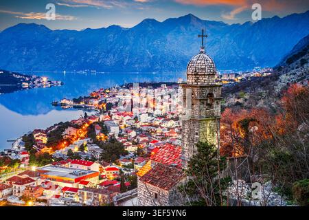 Kotor, Monténégro avec la vieille ville et l'église notre-Dame de la Remédie au crépuscule. Banque D'Images