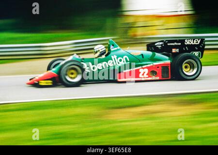 Pilote italien Riccardo Patrese, Alfa Romeo 184T, Grand Prix de Grande-Bretagne 1984, circuit de course Brands Hatch, Kent, Royaume-Uni Banque D'Images
