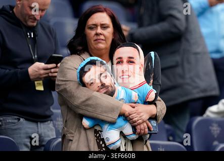 Manchester, Royaume-Uni. 13 mai 2026. Un fan de Manchester City avec des poupées de Bernardo Silva de Manchester City et Phil Foden de Manchester City pendant le match Manchester City vs Crystal Palace premier League à l'Etihad Stadium, Manchester. Le crédit photo devrait se lire : Andrew Yates/Sportimage crédit : Sportimage Ltd/Alamy Live News Banque D'Images