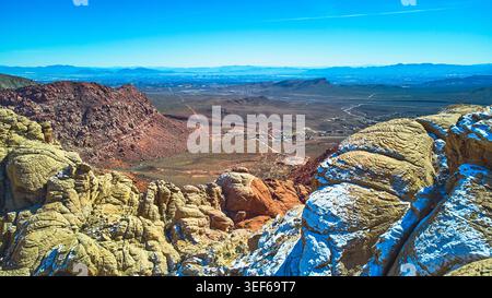 Chars aériens Red Rock Canyon Calico avec neige et lointain Las Vegas Skyline Banque D'Images
