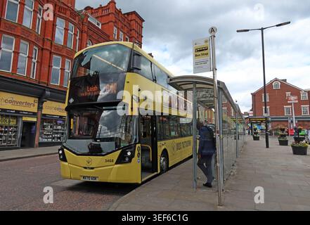 Bee Network ligne 610 bus à Wigan North Western station, Wigan, Greater Manchester, avec Andy Burnham transport branding Banque D'Images