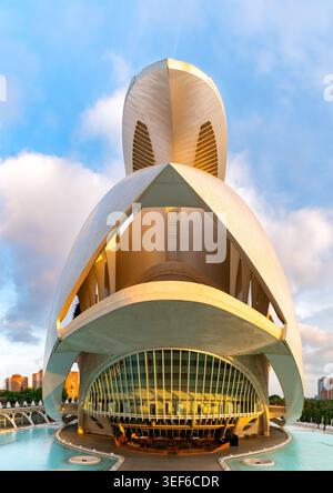 Vue futuriste emblématique du Palau de les Arts à Valence, en Espagne, capturée sous un angle bas avec une composition symétrique. Éclat de lumière dorée spectaculaire Banque D'Images