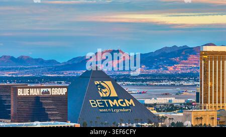 Bande aérienne de Las Vegas Pyramid de Louxor au coucher du soleil avec Mandalay Bay et montagnes Banque D'Images