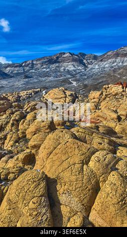 Montagnes aériennes Red Rock Calico Hills et montagnes enneigées Nevada Banque D'Images