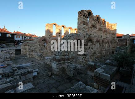 Ruines de l'église sainte-sophie à nesebar, bulgarie, pierres byzantines altérées et les arches et colonnes de brique s'élèvent au milieu des fouilles sous un été clair Banque D'Images