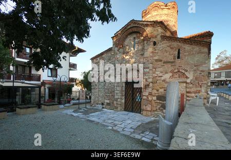 Ancienne église orthodoxe en pierre présentant une architecture byzantine complexe, debout dans la vieille ville historique, préservant des siècles d'héritage culturel Banque D'Images