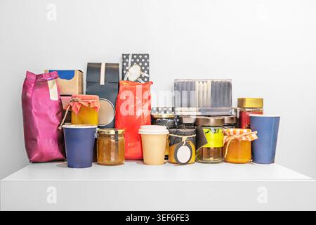 Nature morte avec des produits gastronomiques, des sacs de café, des tasses en plastique Banque D'Images