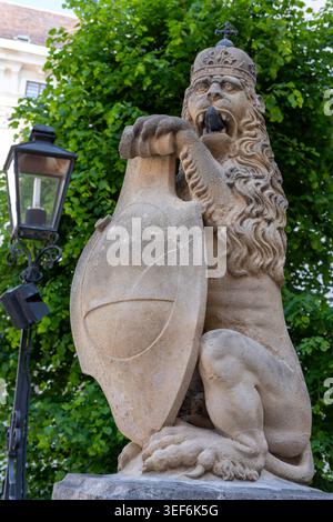 Lion couronné héraldique en pierre avec bouclier, sculpture d'entrée au palais de Hofburg, Vienne, Autriche Banque D'Images