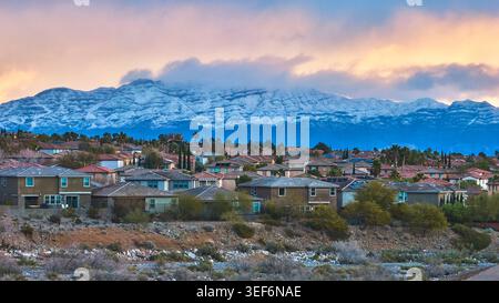 Montagnes enneigées de Red Rock et quartier de Las Vegas à Sunrise Banque D'Images