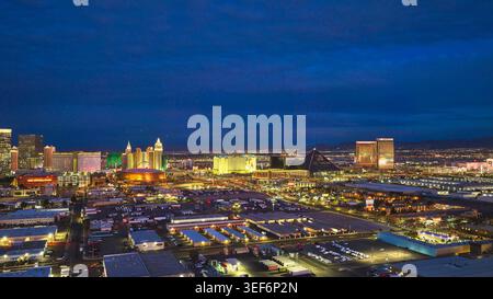 Aérien Las Vegas Strip Downtown South Strip Skyline nocturne Nevada Banque D'Images