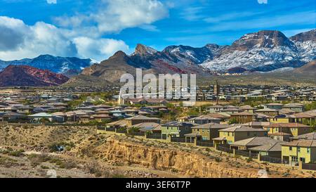 Montagnes aériennes enneigées de Red Rock et quartier résidentiel de Las Vegas Banque D'Images