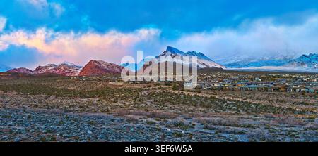 Quartier aérien Nevada et montagnes Red Rock avec neige au Sunrise Panorama Banque D'Images