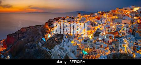 Oia sur l'île de Santorin, Grèce. Maisons traditionnelles et célèbre et églises aux dômes bleus sur la caldeira, la mer Égée Banque D'Images