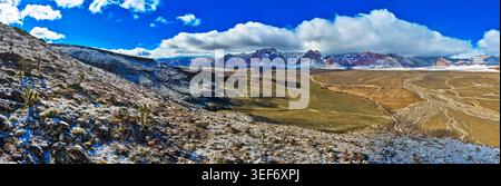 Montagnes enneigées aériennes Red Rock Canyon et Desert Panorama Nevada Banque D'Images