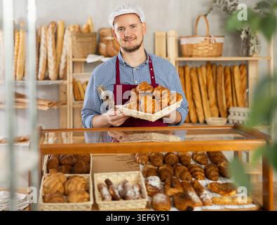 Vente de croissants frais dans la boulangerie - Baker place des croissants chauds sur l'exposition Banque D'Images