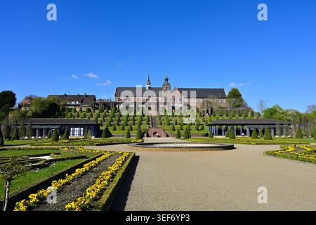 Jardin en terrasses menant à un bâtiment en briques de style monastère historique Banque D'Images
